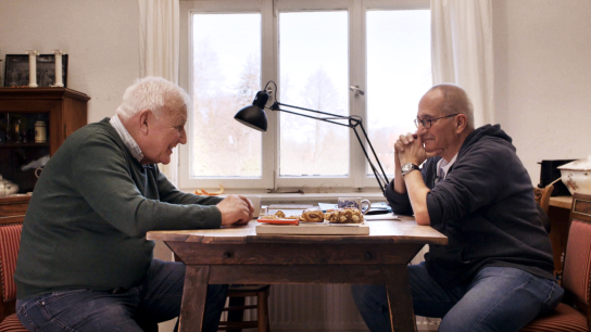 Anatol Regnier, Dominik Graf (v.l.n.r.) in "Jeder schreibt für sich allein" (2023)
