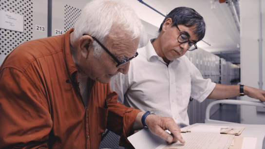 Anatol Regnier, Helmuth Mojem (Filmarchiv Marbach) (v.l.n.r.) in "Jeder schreibt für sich allein" (2023)