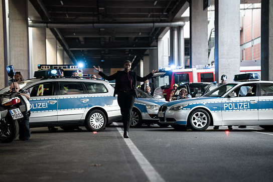 Noma Dumezweni (Mitte) in "Retribution" (2023)