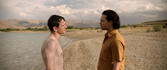 Selahattin Paşali, Ekin Koç (v.l.n.r.) in "Burning Days" (2022)