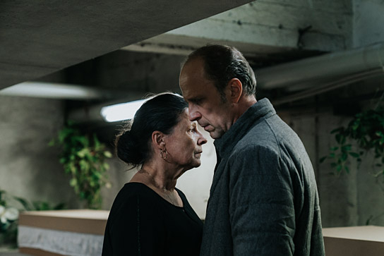 Dorota Kolak, Łukasz Simlat (v.l.n.r.) in "Die Verlorenen" (2022)