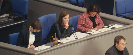 Yvonne Magwas (Mitte) in "Frauen in Landschaften" (2023)