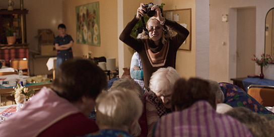 Mareike Beykirch (Mitte) in "Schlamassel" (2023)