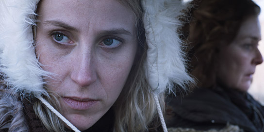 Mareike Beykirch, Lina Wendel (v.l.n.r.) in "Schlamassel" (2023)