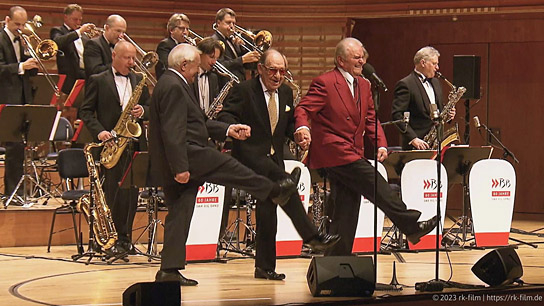 Hugo Strasser, Paul Kuhn, Max Greger (vorne v.l.n.r.), die SWR Bigband in "Jazzfieber - The Story of German Jazz" (2023)