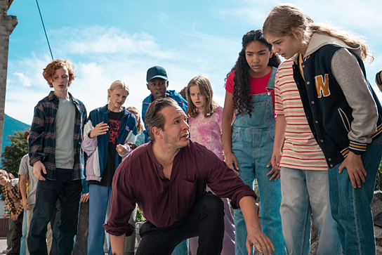 Trystan Pütter (vorne), Leander Schumann, Holly Schiek, Aaron Sansi, Franka Roche, Lovena Börschmann Ziegler, Leni Deschner (v.l.n.r.) in "Das fliegende Klassenzimmer" (2023)