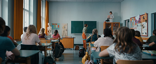 Hannah Herzsprung (hinten Mitte), Wanja Kube (hinten oben) in "Das fliegende Klassenzimmer" (2023)