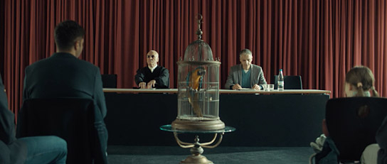 Pola Friedrichs (rechts) in "Kommt ein Vogel geflogen" (2023)