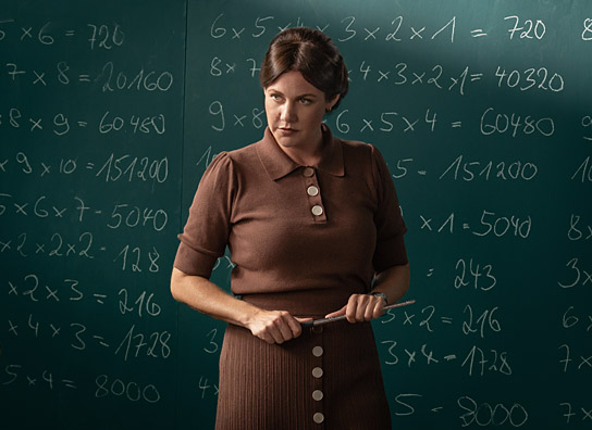 Felicitas Woll in "Die unlangweiligste Schule der Welt" (2023)