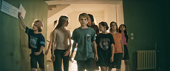 Otto Emil Koch, Leni Kramer, Lucas Herzog, Erna Westphal, Giorgio Perone, Nasya Azra Bozna (vorne v.l.n.r.) in "Die unlangweiligste Schule der Welt" (2023)