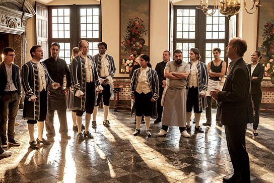 Johannes Allmayer (2.v.l.), Christoph Maria Herbst (vorne), Cynthia Micas (rechts) in "Ein Fest fürs Leben" (2023)