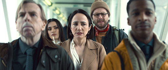 Timothy Spall, Ella Rumpf, Lydia Leonard, Sverrir Páll Gudnason, Simon Manyonda (v.l.n.r.) in "Fearless Flyers - Fliegen für Anfänger" (2023)