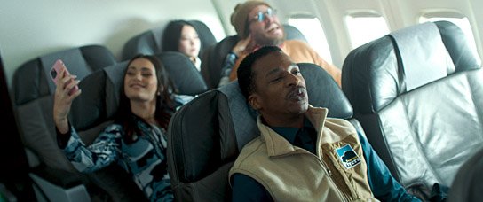 Simon Manyonda (vorne), Ella Rumpf, Sverrir Páll Gudnason (Mitte v.l.n.r.) in "Fearless Flyers - Fliegen für Anfänger" (2023)