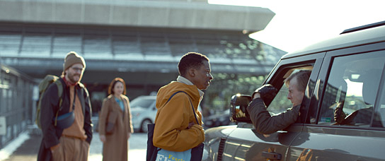 Sverrir Páll Gudnason, Lydia Leonard, Simon Manyonda, Timothy Spall (v.l.n.r.) in "Fearless Flyers - Fliegen für Anfänger" (2023)