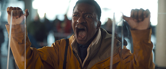 Simon Manyonda in "Fearless Flyers - Fliegen für Anfänger" (2023)