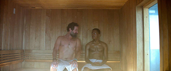 Simon Manyonda (rechts) in "Fearless Flyers - Fliegen für Anfänger" (2023)