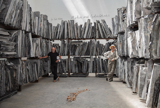 Anselm Kiefer, Wim Wenders (v.l.n.r.) am Set von "Anselm - Das Rauschen der Zeit" (2023)