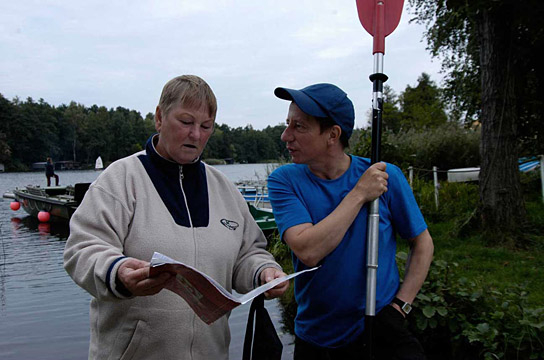 Hanne Wenke, Steffen Scheumann (v.l.n.r.) in "Der Bootgott vom Seesportclub - Die 100 ME - Teil 1" (2005)