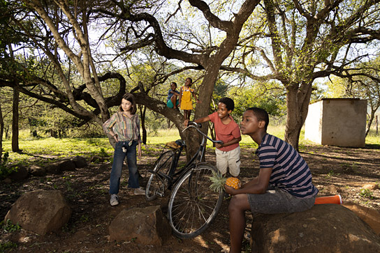 Ava Skuratowski, Nissi Bodibe, Vutlhari Sibisi, Litlhohonolofatso Litlhakayane, Kumkani Pilonti (v.l.n.r.) in "Thabo - Das Nashorn-Abenteuer" (2023)