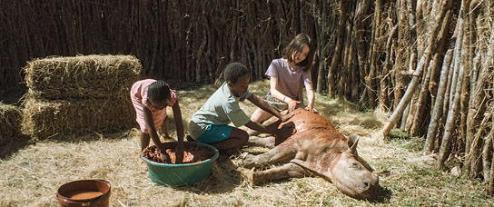 Vutlhari Sibisi, Litlhohonolofatso Litlhakayane, Ava Skuratowski (v.l.n.r.) in "Thabo - Das Nashorn-Abenteuer" (2023)
