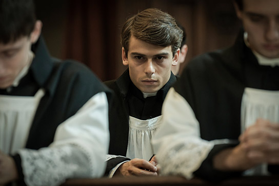 Leonardo Maltese (Mitte) in "Die Bologna-Entführung - Geraubt im Namen des Papstes" (2023)
