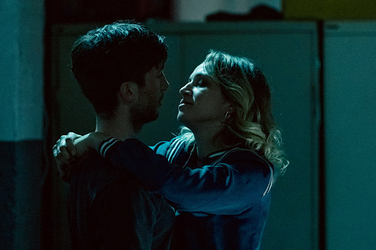 Slavko Popadić, Franziska Hartmann (v.l.n.r.) in "Monster im Kopf" (2023)