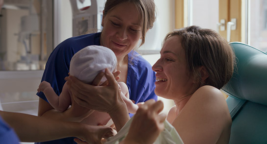 Franziska Hartmann (rechts) in "Monster im Kopf" (2023)
