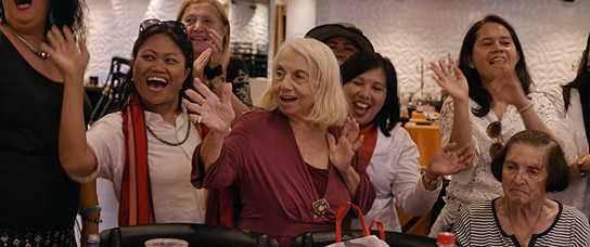 Rita Kasimow-Brown (Mitte) in "Miss Holocaust Survivor" (2023)
