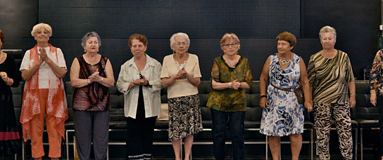 Tova Ringer (4.v.l.) in "Miss Holocaust Survivor" (2023)