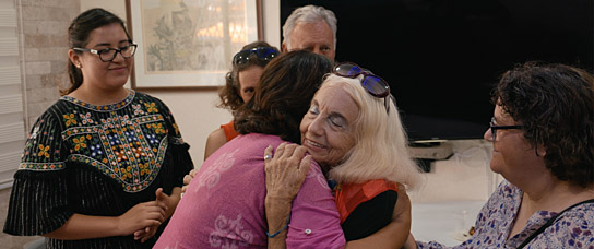 Rita Kasimow-Brown (2.v.r.) in "Miss Holocaust Survivor" (2023)