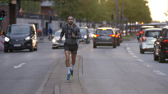 Savas Coban in "Trail der Träume - Mein Weltrekordlauf durch Peru" (2023)