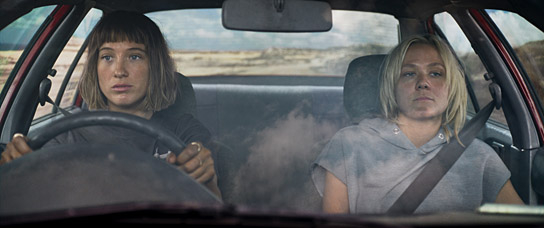 Sophie Lowe, Louisa Krause (v.l.n.r.) in "The Dive" (2023)