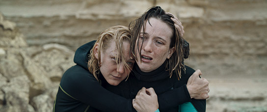 Louisa Krause, Sophie Lowe (v.l.n.r.) in "The Dive" (2023)