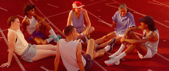 Eva Maria Jost (links), Oumou Aidara (2.v.l.), Chun Mei Tan (5.v.l.), Daniel Marin Medina (rechts) in "Life is not a Competition, but I'm winning" (2023)