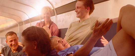 Chun Mei Tan (liegend), Eva Maria Jost (rechts) in "Life is not a Competition, but I'm winning" (2023)