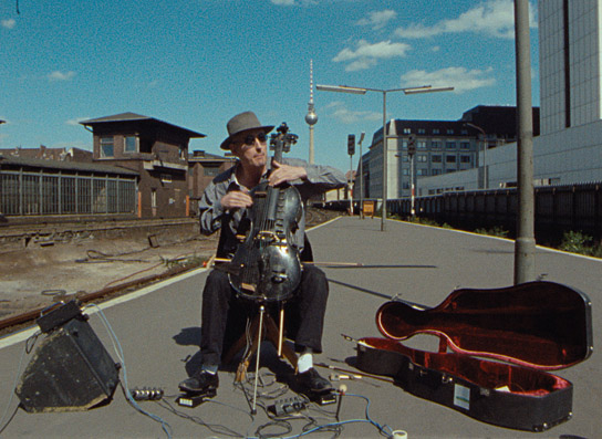 Jon Rose in "Berlin, Bahnhof Friedrichstrasse 1990" (1991)