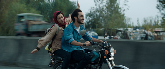 Sadaf Asgari, Hamid Reza Abbasi (v.l.n.r.) in "Leere Netze" (2023)