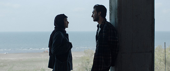 Sadaf Asgari, Hamid Reza Abbasi (v.l.n.r.) in "Leere Netze" (2023)