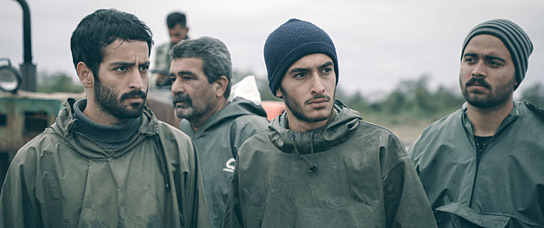 Hamid Reza Abbasi (Mitte) in "Leere Netze" (2023)