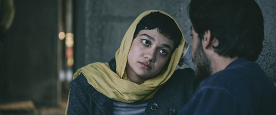 Sadaf Asgari, Hamid Reza Abbasi (v.l.n.r.) in "Leere Netze" (2023)