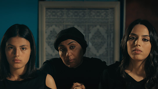 Olfa Hamrouni (Mitte) in "Olfas Töchter" (2023)