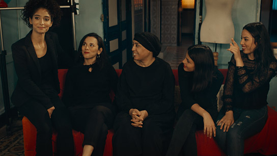 Olfa Hamrouni (Mitte) in "Olfas Töchter" (2023)