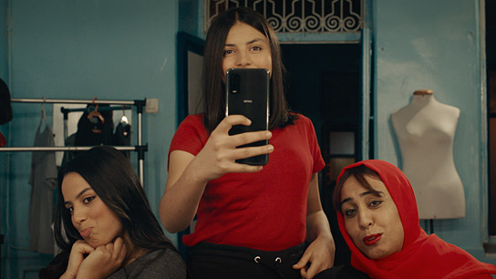Olfa Hamrouni (rechts) in "Olfas Töchter" (2023)