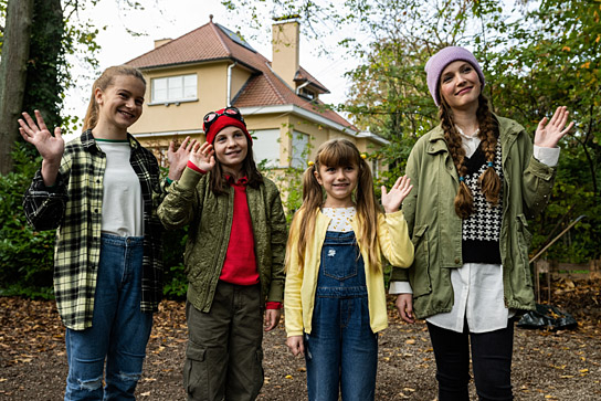 Lilit Serger, Cara Vondey, Rona Regjepi, Momo Beier (v.l.n.r.) in "Die Chaosschwestern und Pinguin Paul" (2024)