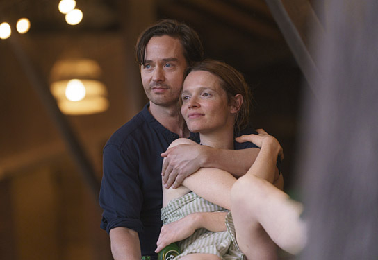 Tom Schilling, Karoline Herfurth (v.l.n.r.) in "Eine Million Minuten" (2024)