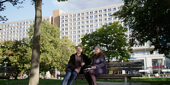 Helga Schubert (rechts) in "Sonntagskind - Die Schriftstellerin Helga Schubert" (2023)