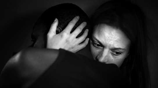 Alpha Omer Cisse, Sylvaine Faligant (v.l.n.r.) in "Night To Be Gone" (2023)