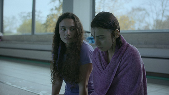 Joana Taskiran, Greta Krämer (v.l.n.r.) in "Wolke Z" (2024)