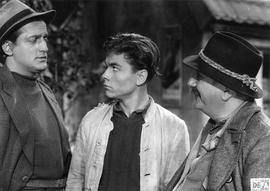 Reinhard Kolldehoff (links), Lutz Moik (Mitte) in "Bürgermeister Anna" (1950)