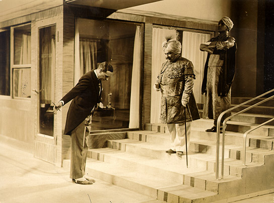 Johannes Riemann (links) in "Der falsche Ehemann" (1931)